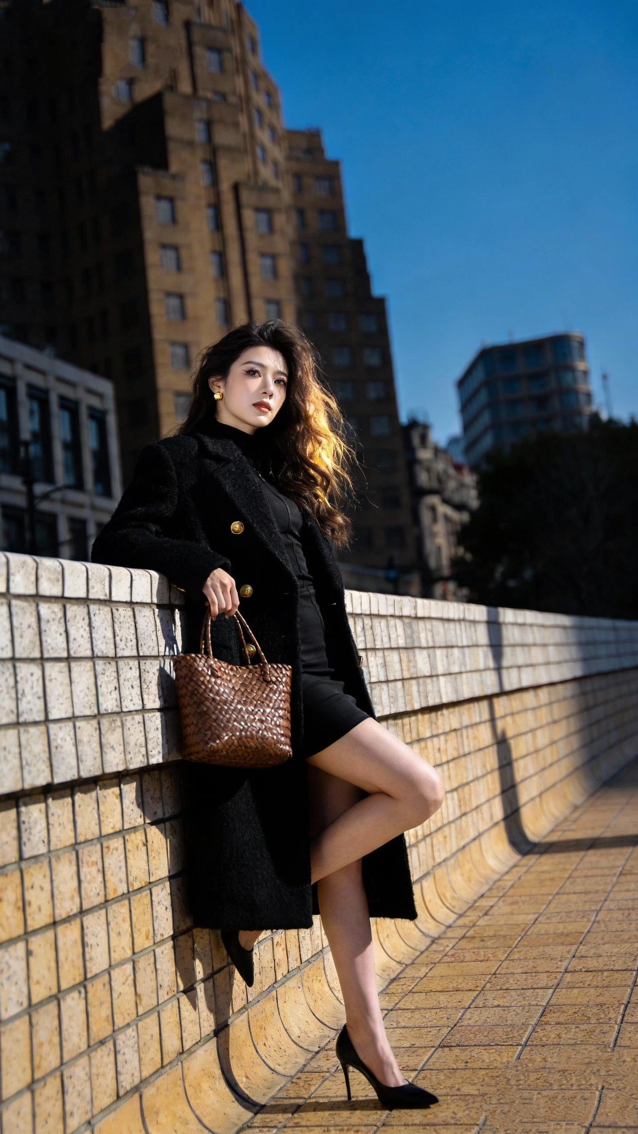 《砖墙上的都市光影》
 
金砖砌成的岸，接住冬日的光
风掠过发梢，卷走街角的喧嚣