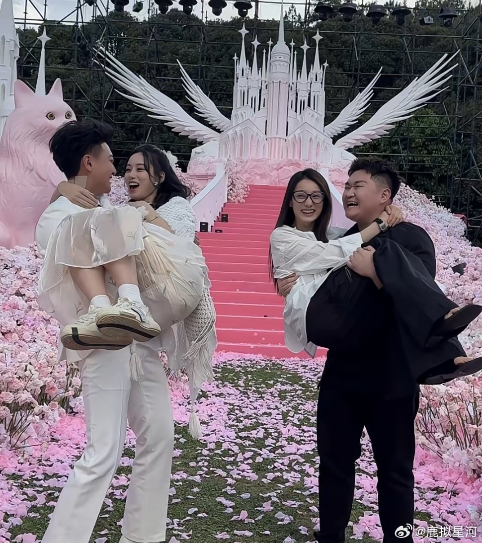 韬哥终于求婚了，不然真不知道我还得烦多久，天天被他刷屏了，真的有钱！ ​​​