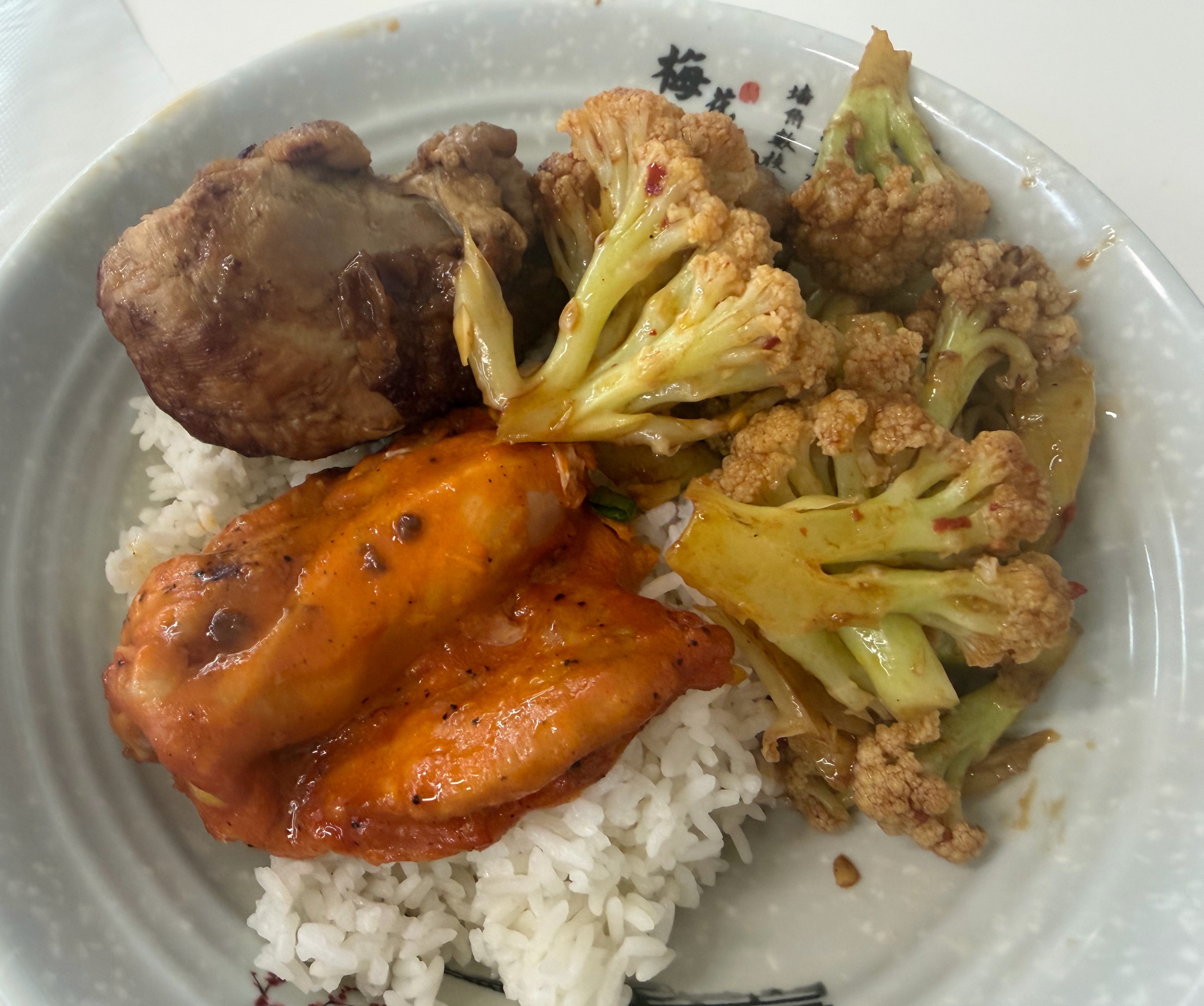第一次体育课 给我们提早放学了 去吃午饭了 撑不住了。[淡淡的]第一天强度就这么