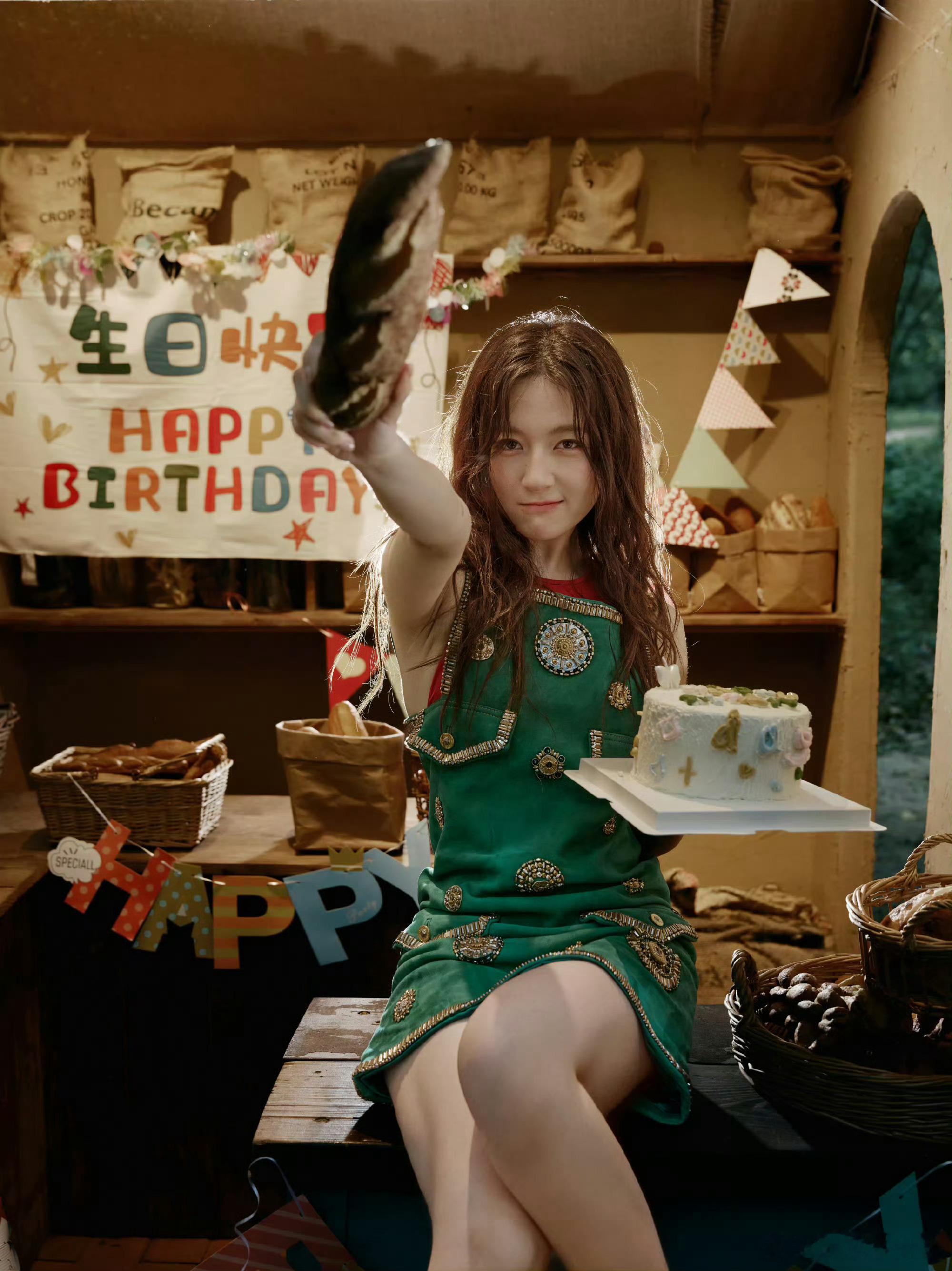 李兰迪 我最近没资格爱美食李兰迪给粉丝分生日蛋糕被李兰迪生日现场戳到，一边自嘲没
