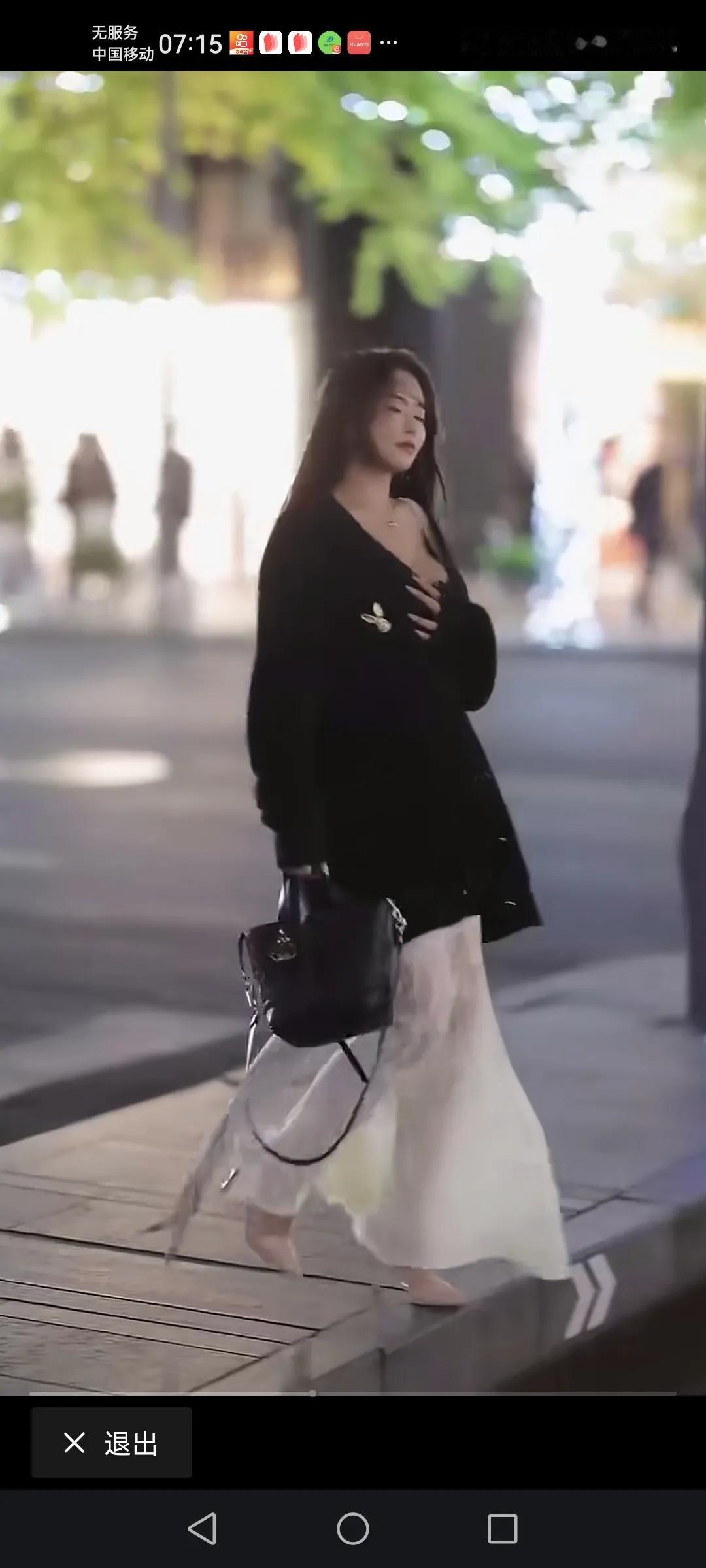 这走路的姿势也太优美了吧！