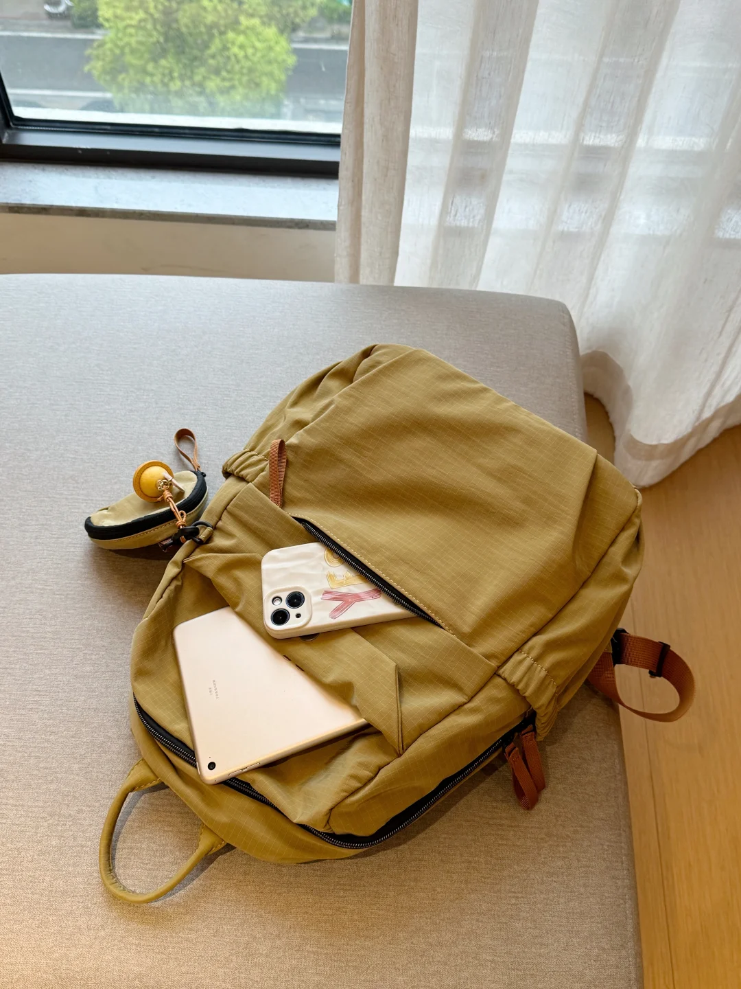 小口袋超级多…敲适合旅行的轻便双肩包