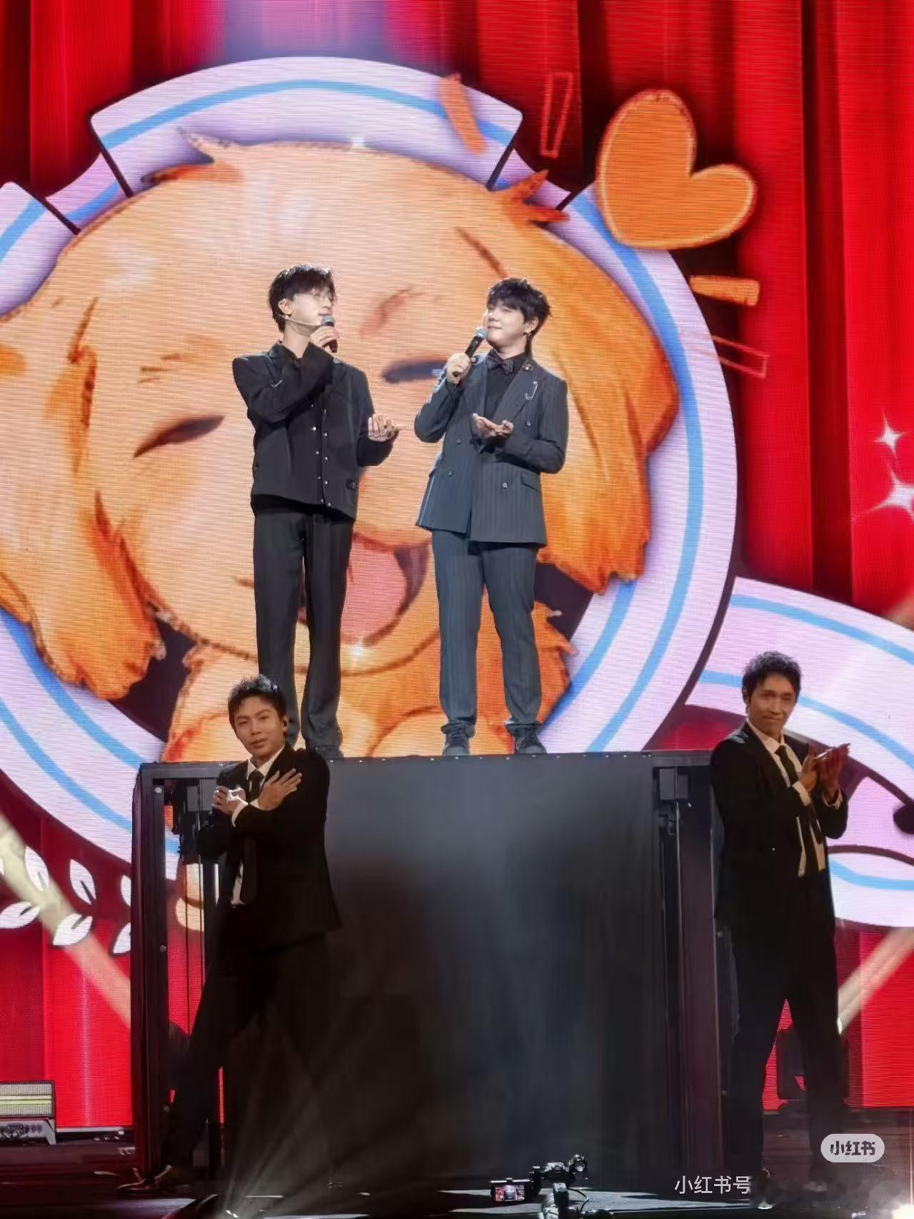 谁懂啊！景向谁依的Plog萌化人心，舞台撒娇更是绝中之绝，这种反差魅力真的让人无