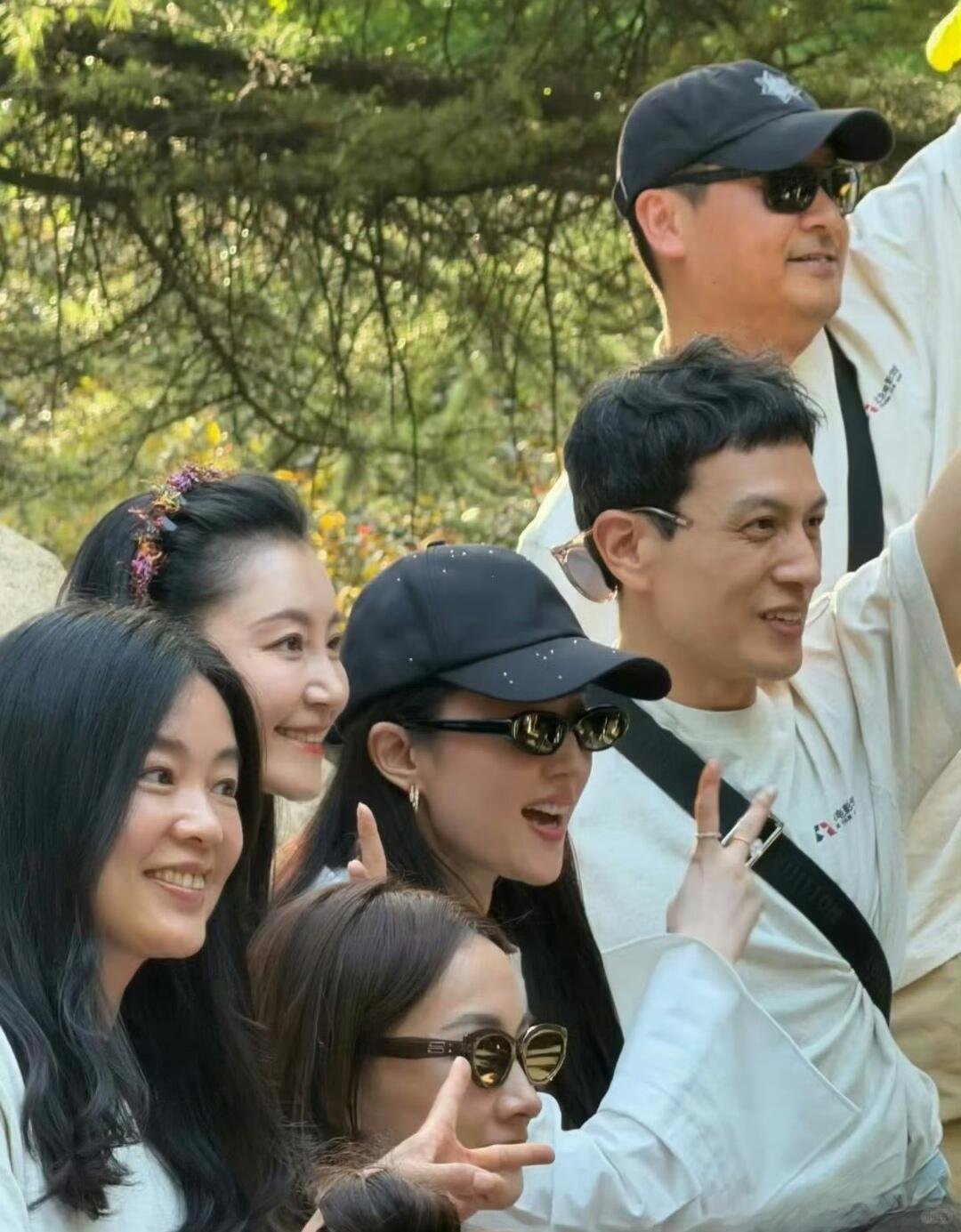 这句话其实是网友玩梗，说的是：刘亦菲六一儿童节回北京电影学院（北电）了。
 
事