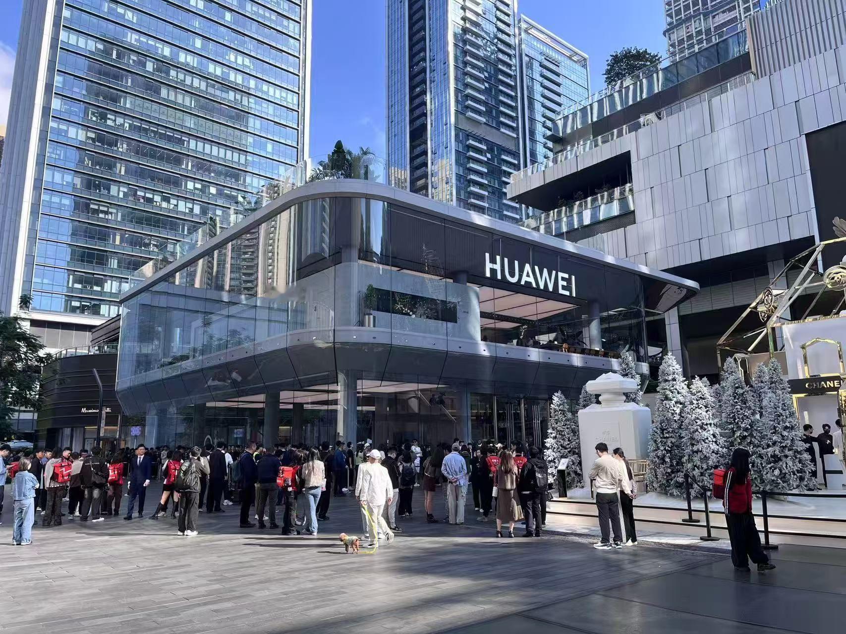 全国多地华为门店抢购Mate70 12月4日 10：08分，华为Mate 70系