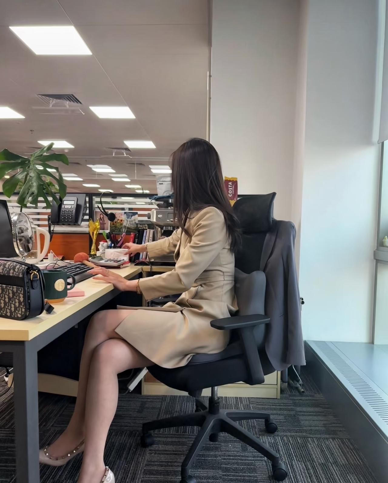 今天一起工作8年的同事离职了！
虽然为她高兴她奔赴了更好的山海！
但是心里突然一