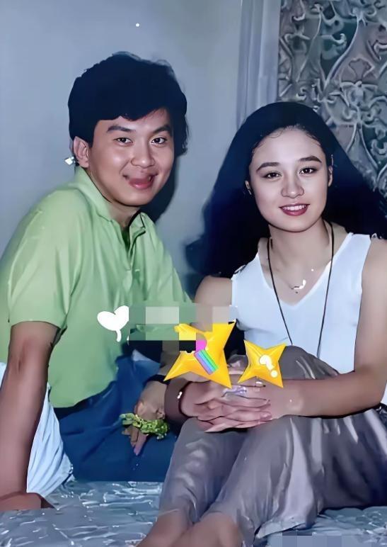 哇哦，年轻时的张泽群真是朗目疏眉，阳光俊逸，笑意粲然，英姿昂藏哈；一旁的伍宇娟肌