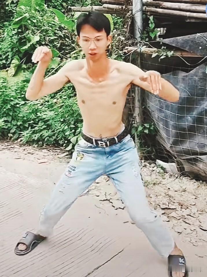 去看望姑姐一家，老表非得为我打一套“螳螂拳”。还别说，真是有模有样哈！

螳螂拳