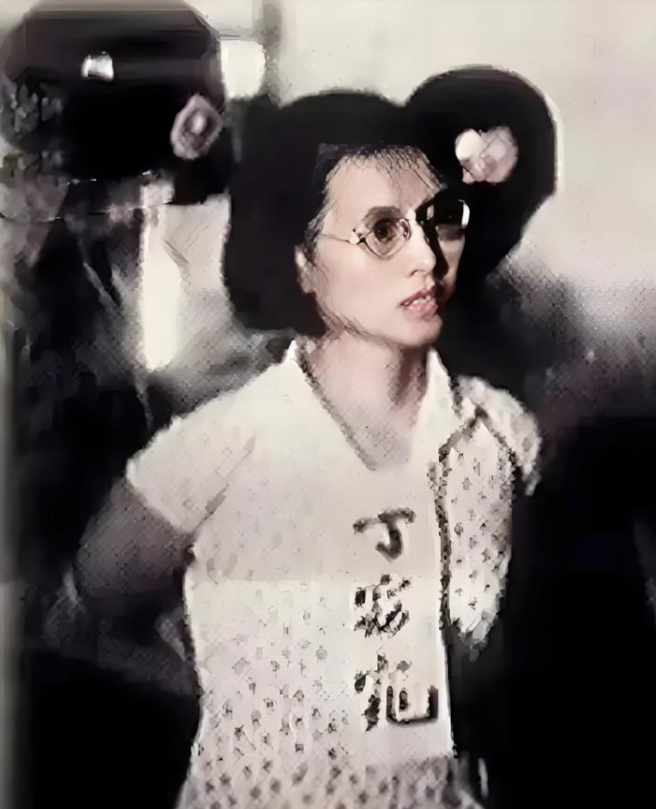 1956年，国民党将丁窈窕押赴刑场时，给她拍下了这张照片，她不是战斗英雄，被捕只