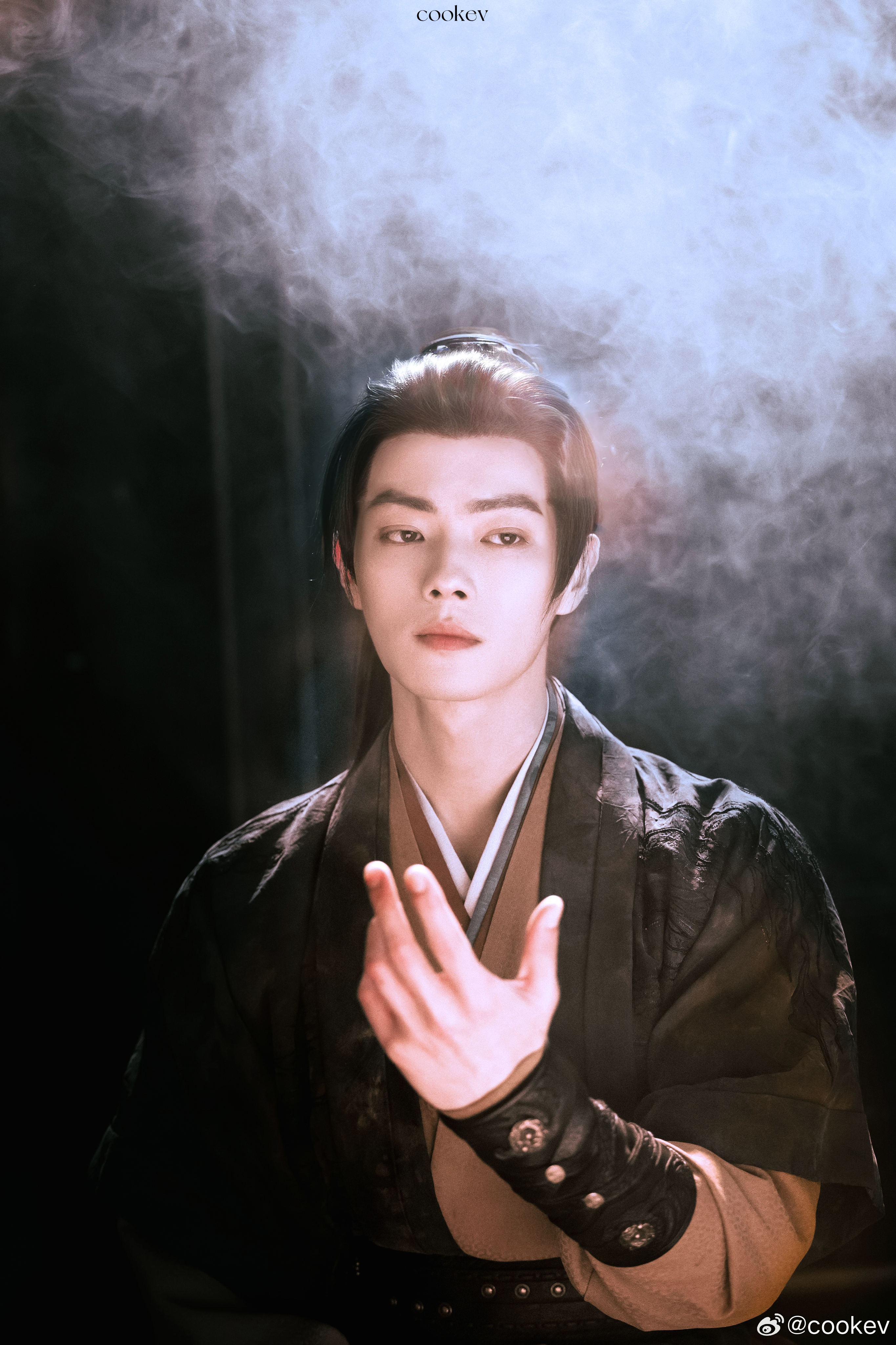 许凯｜史无名 江湖梦你说江湖里卧虎藏龙，那人心里何尝不是。刀剑里藏凶，可人情里不