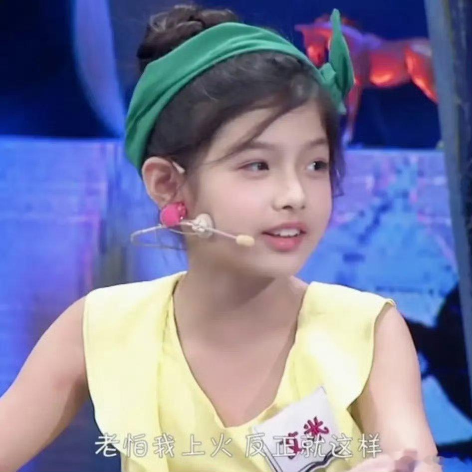 艾米童年照美到像网图 艾米就小美到大 妈呀，从小就是美人胚子，完全等比例放大的 