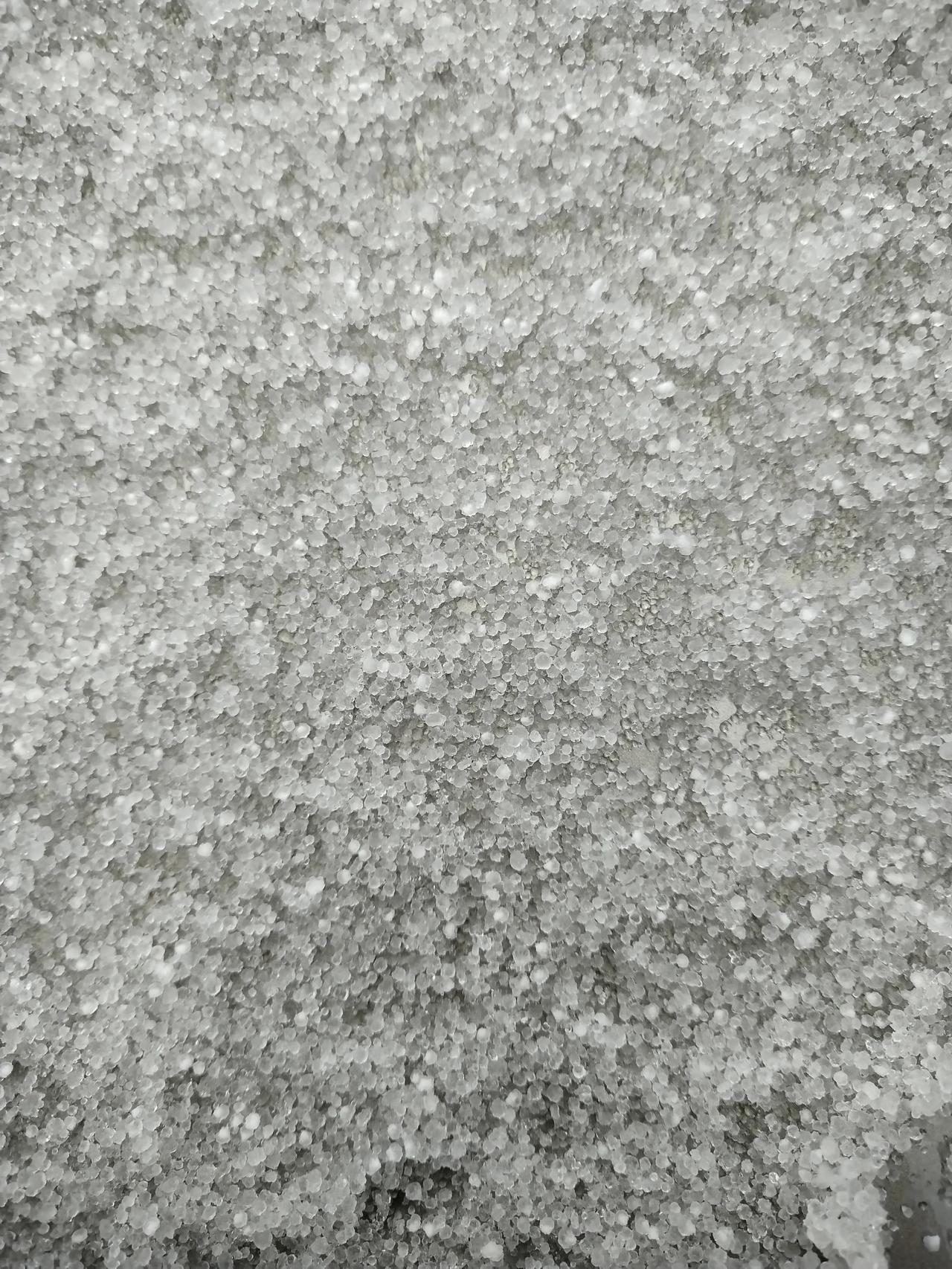 济南总算要下雪了，不过下的不像雪，而是冰渣子。


刚才还下雨呢，现在突然下起冰