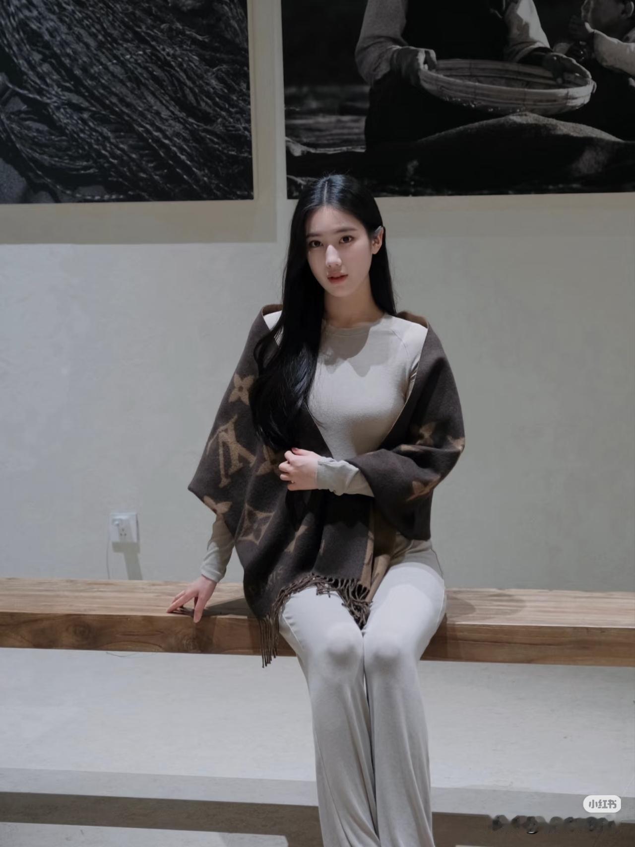 有气质的女人穿搭，一眼看去就给人美得享受。

她们不追逐夸张潮流，却总能在细节处