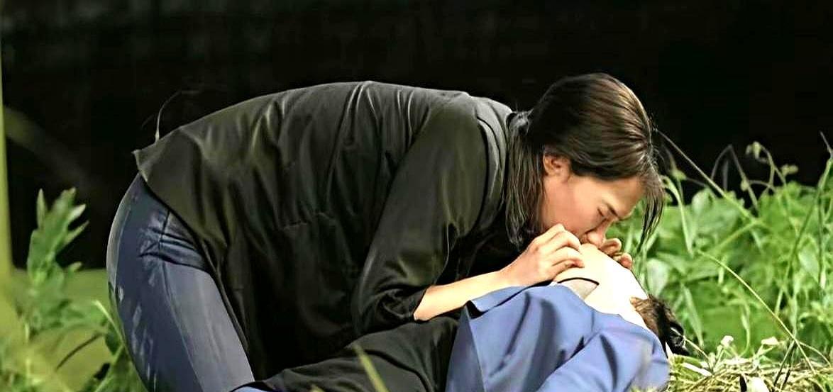 剧组是穷疯了吗？
拍人工呼吸戏，连个防护道具都不给，逼得金宣虎拿剧本遮挡，这算不