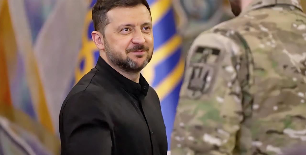 总算占到便宜了。
泽连斯基正在给参与“蛛网行动”的人员颁奖呢，瞧他那副得意洋洋的