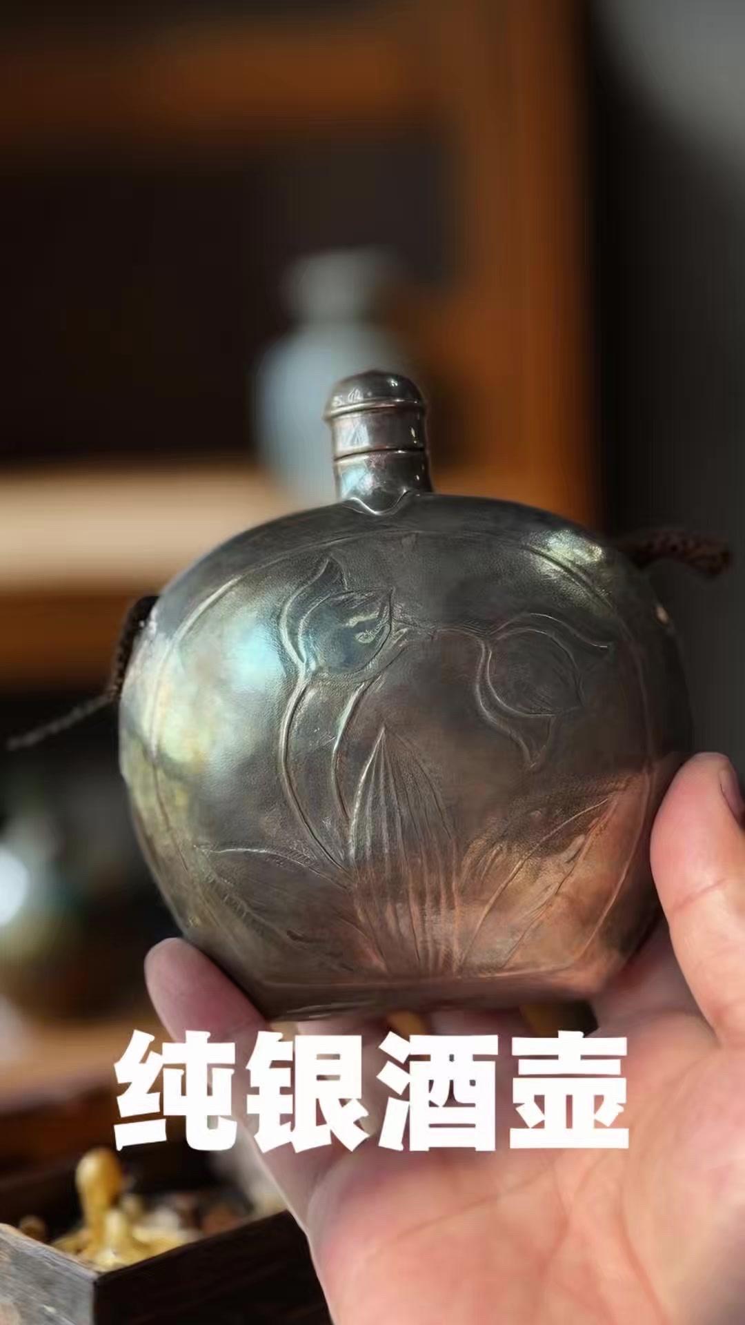 壶身带精致雕刻，配着专属小酒杯，满酒能装380立方厘米，装酒装水都够用。老物件保