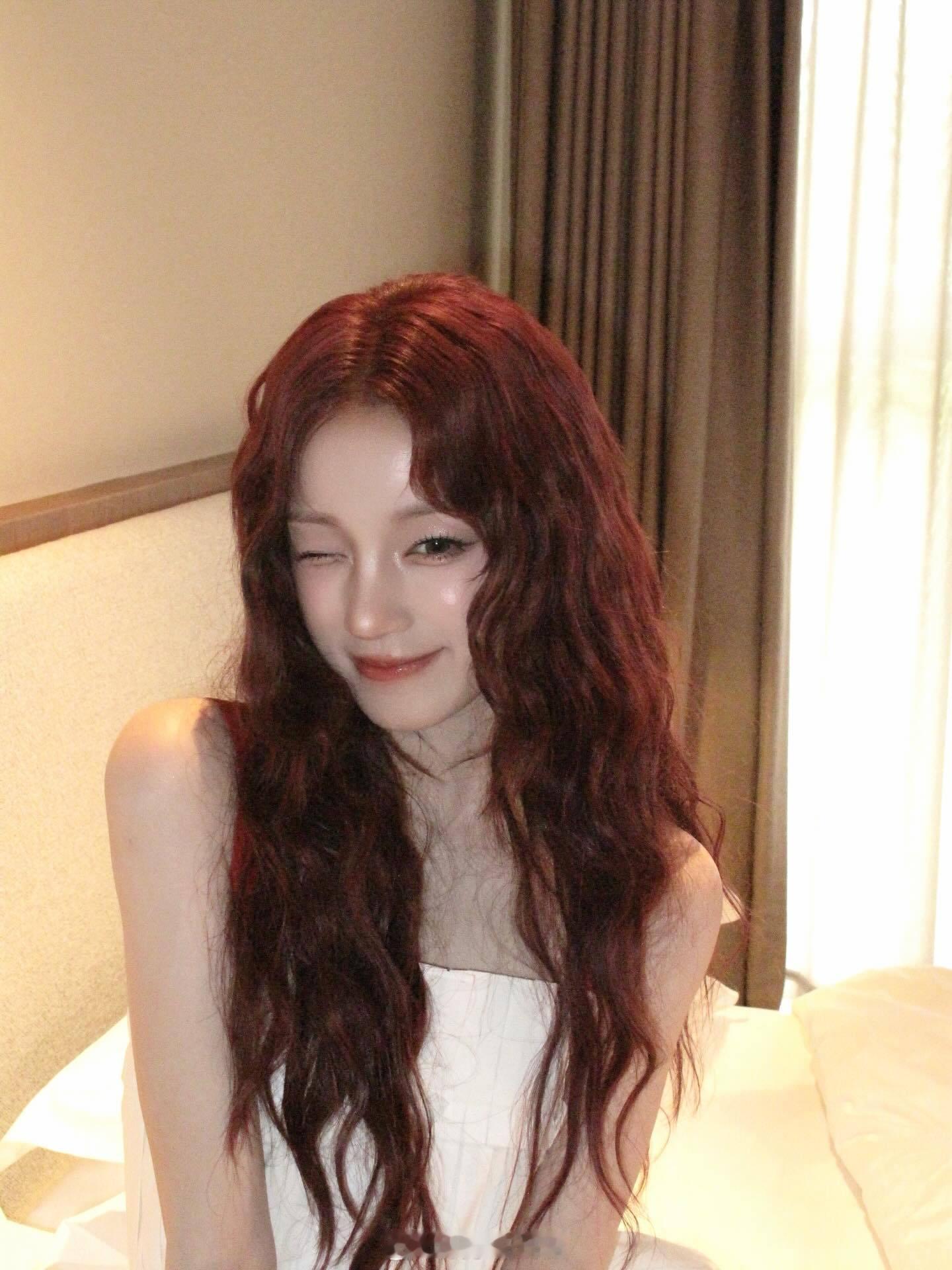 派酱安利 fendi晚宴上的宋雨琦 天呐！这昏暗灯光下闪闪发光的美貌～红卷发+白