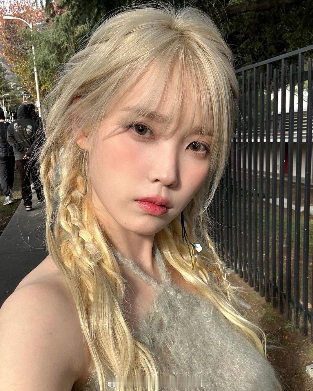 IU李知恩ins晒照，金发增添时尚感～ ​​​