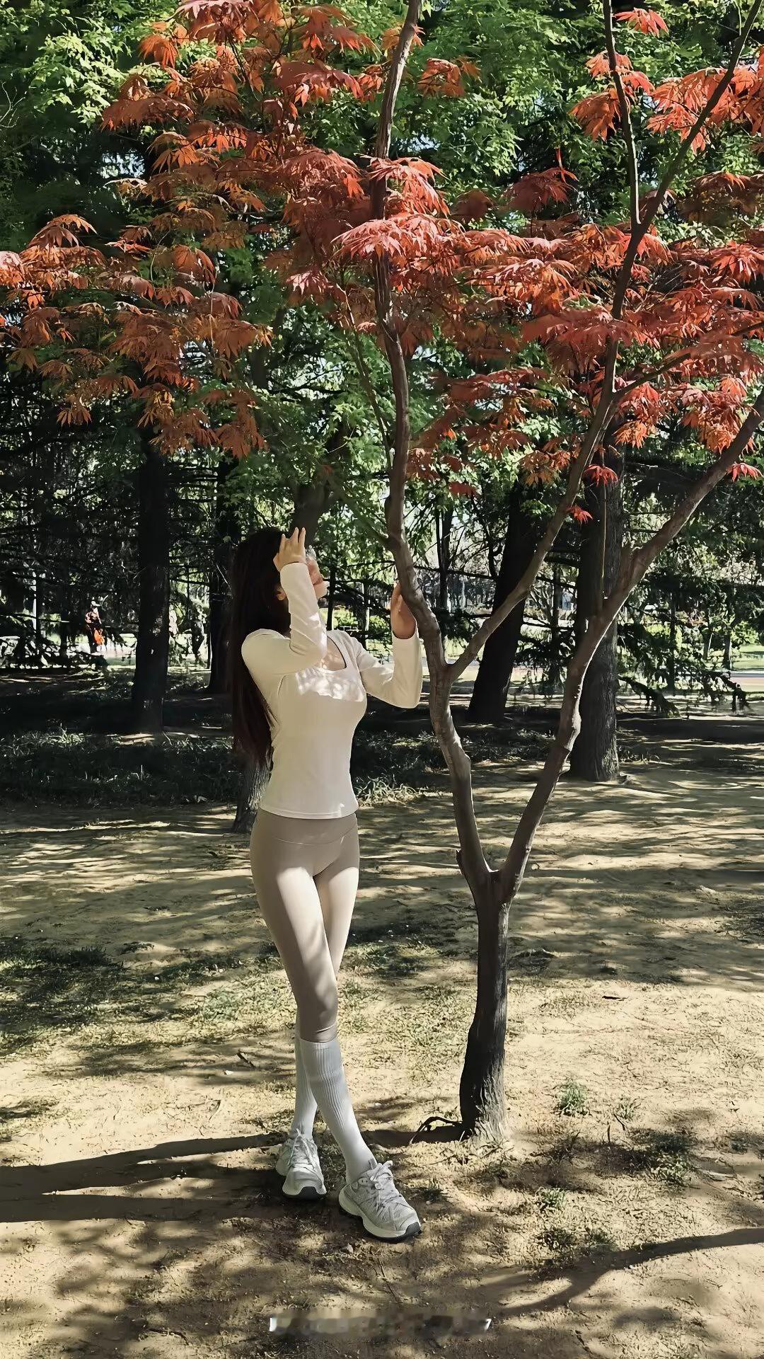 谁懂啊！春天的公园真的自带柔光滤镜🌿
风里裹着青草的清香和晚樱的甜，阳光穿过红