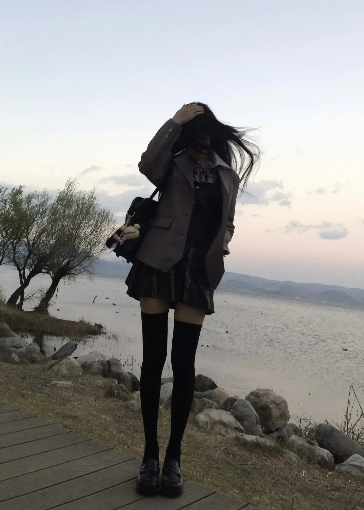 陪着你轻呼着烟圈