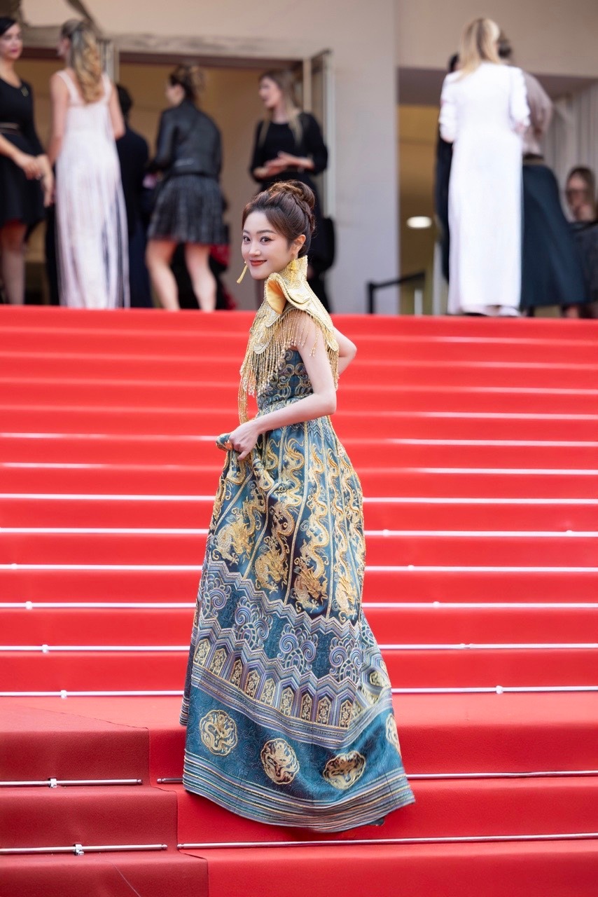 王小玮去完格莱美去戛纳王小玮去完格莱美去戛纳，还在戛纳唱了新歌🎵！王小玮新歌首