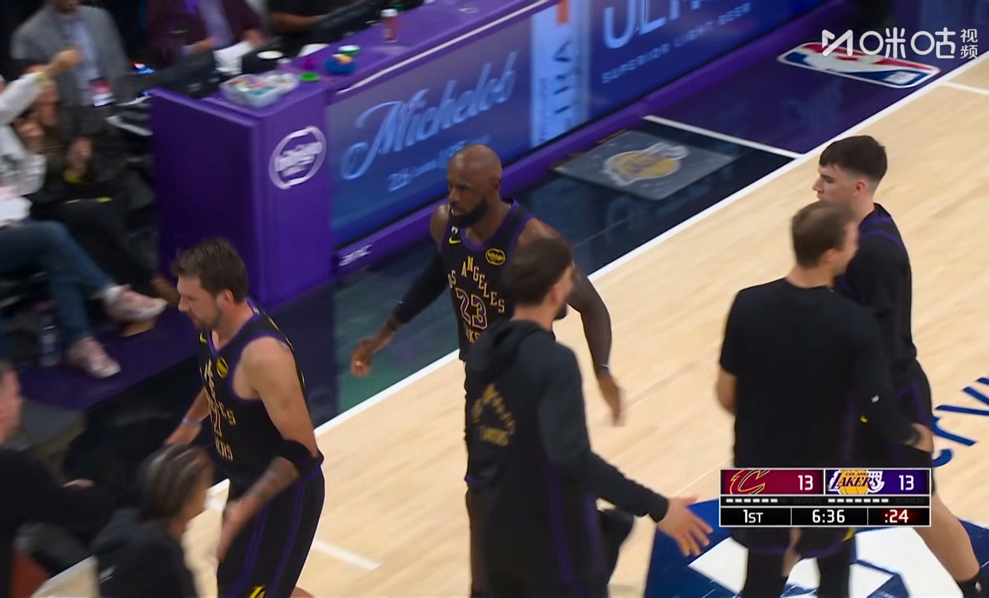 骑士队就打内线，湖人多推转换。 骑士vs湖人