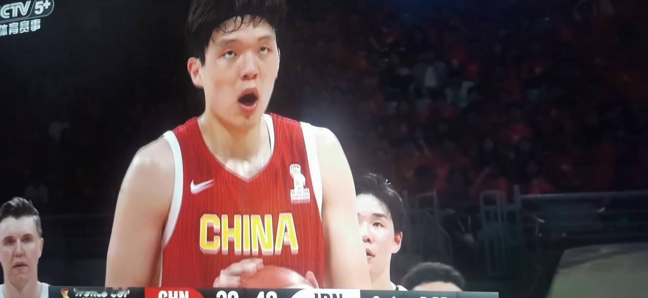 男篮打的什么球？
简直让人忍受不了，这打的什么球？组织打不开，三分被打蒙，突破没