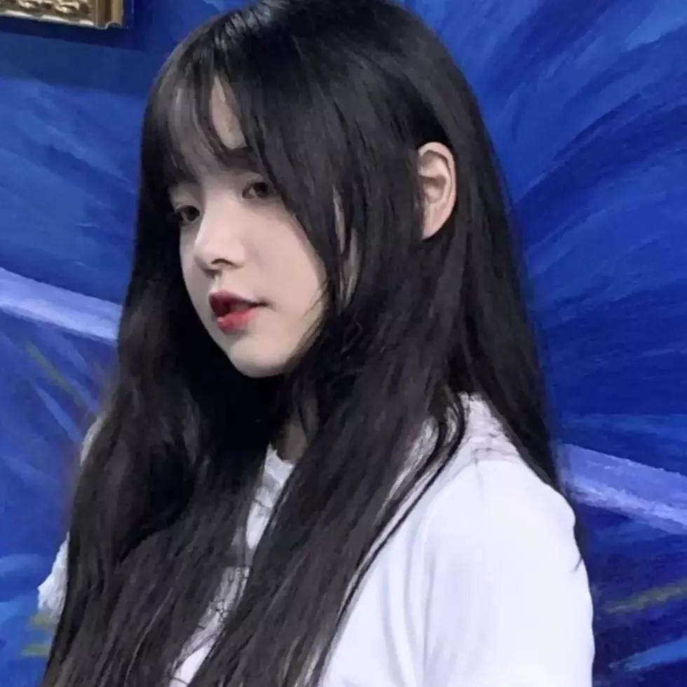 梦幻蓝背景下的少女，温柔又神秘温柔蓝裙少女 蓝色花海少女 紫色梦幻少女 梦幻蓝裙