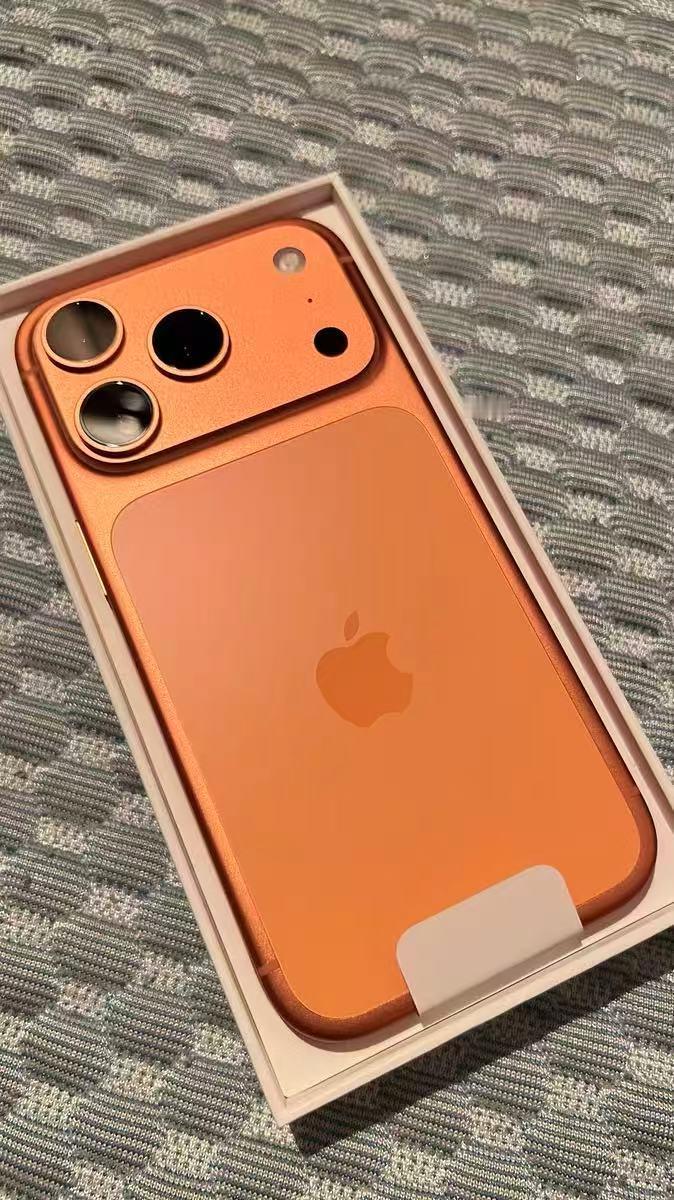 😭双11冲动下单了iPhone17 Pro橙色

说实话刚开箱时觉得这颜色有点