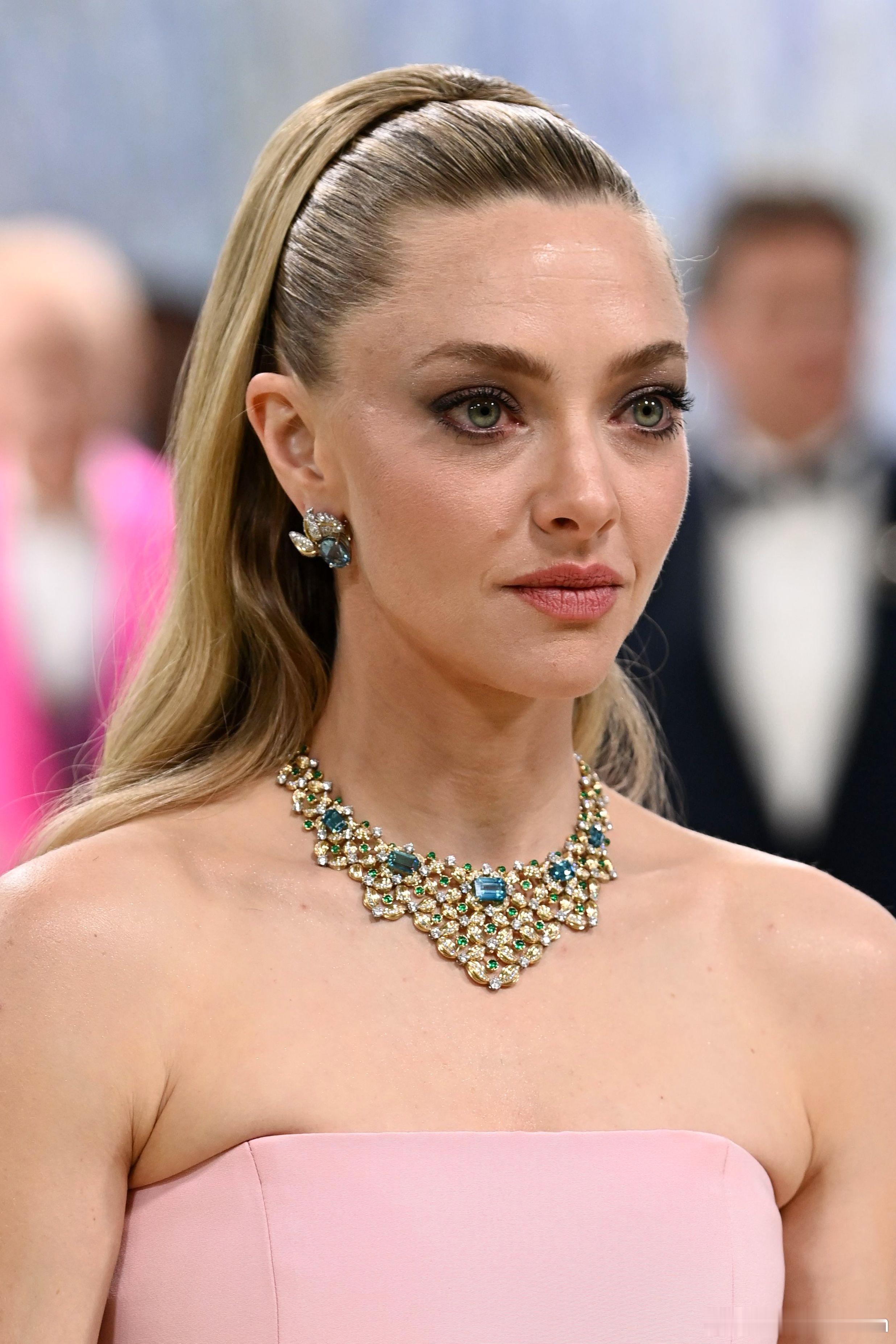 amanda seyfried阿曼达塞弗莱德亮相2026 Met Gala盛典，