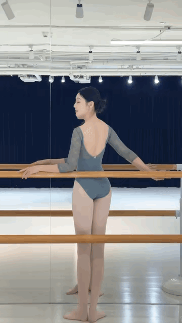 这一回头把我惊艳到了[赞]被狠狠美到了 这就是美得冒泡 错过的转身 绝美动作 新