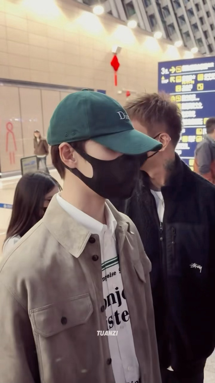李昀锐、王楚然启程巴黎时装Dior看秀✈️ 