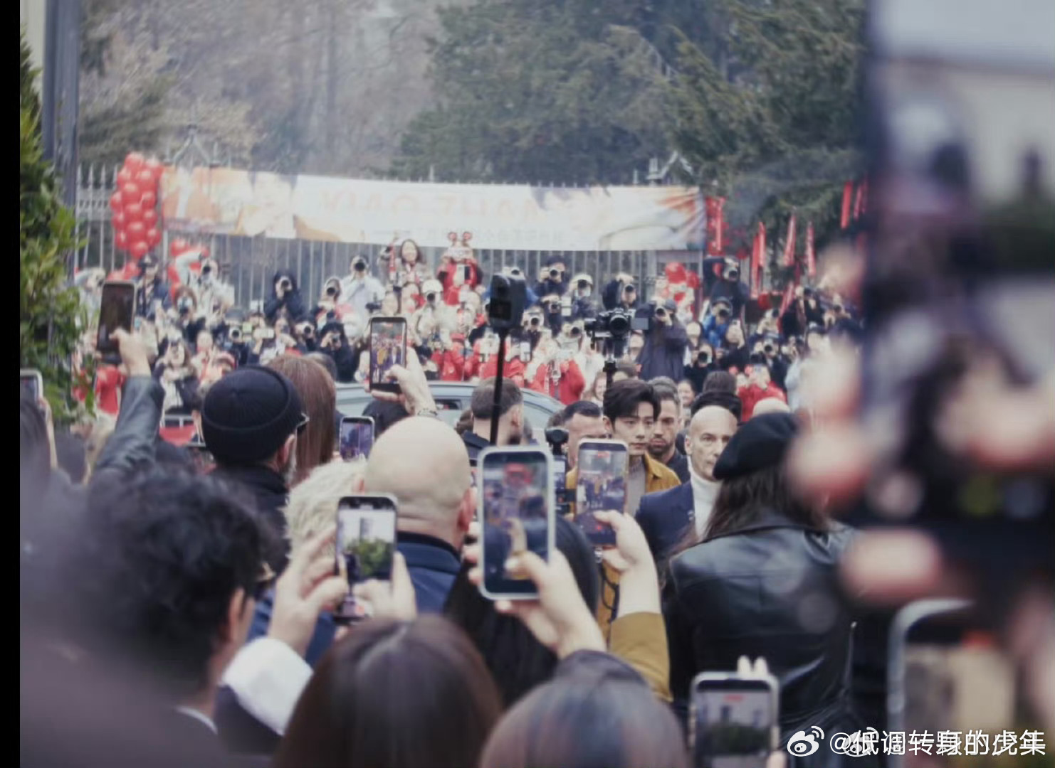 肖战米兰时装周记录肖战米兰时装周vlog里出现海外小飞侠们。工作室的小红书板头、