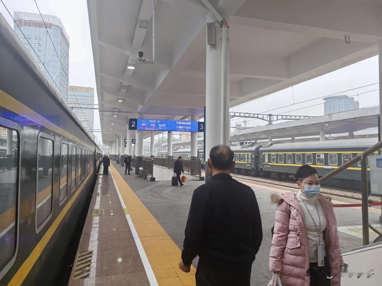我的科技札记20250206

2025年2月6日，列车夜行途径河南省花园口。人