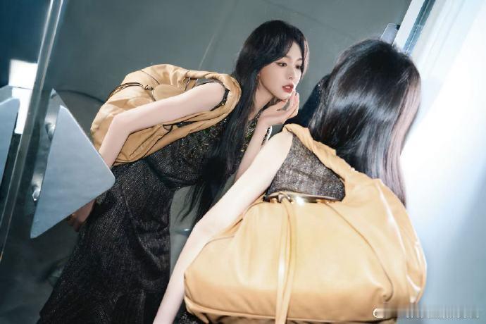 顶奢fendi品牌代言人唐嫣演绎全新FENDI Spy Bag时尚感与表现力拉满