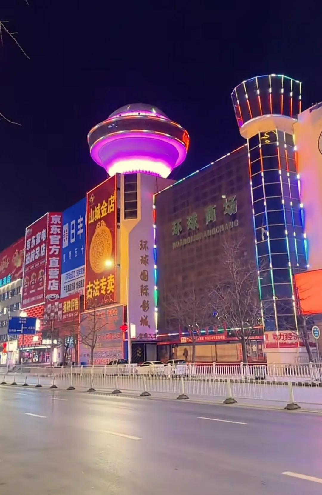 短短几天本溪环球商场的夜景灯光亮化得到了全面的提升，走在远处拍张照片真的感觉本溪