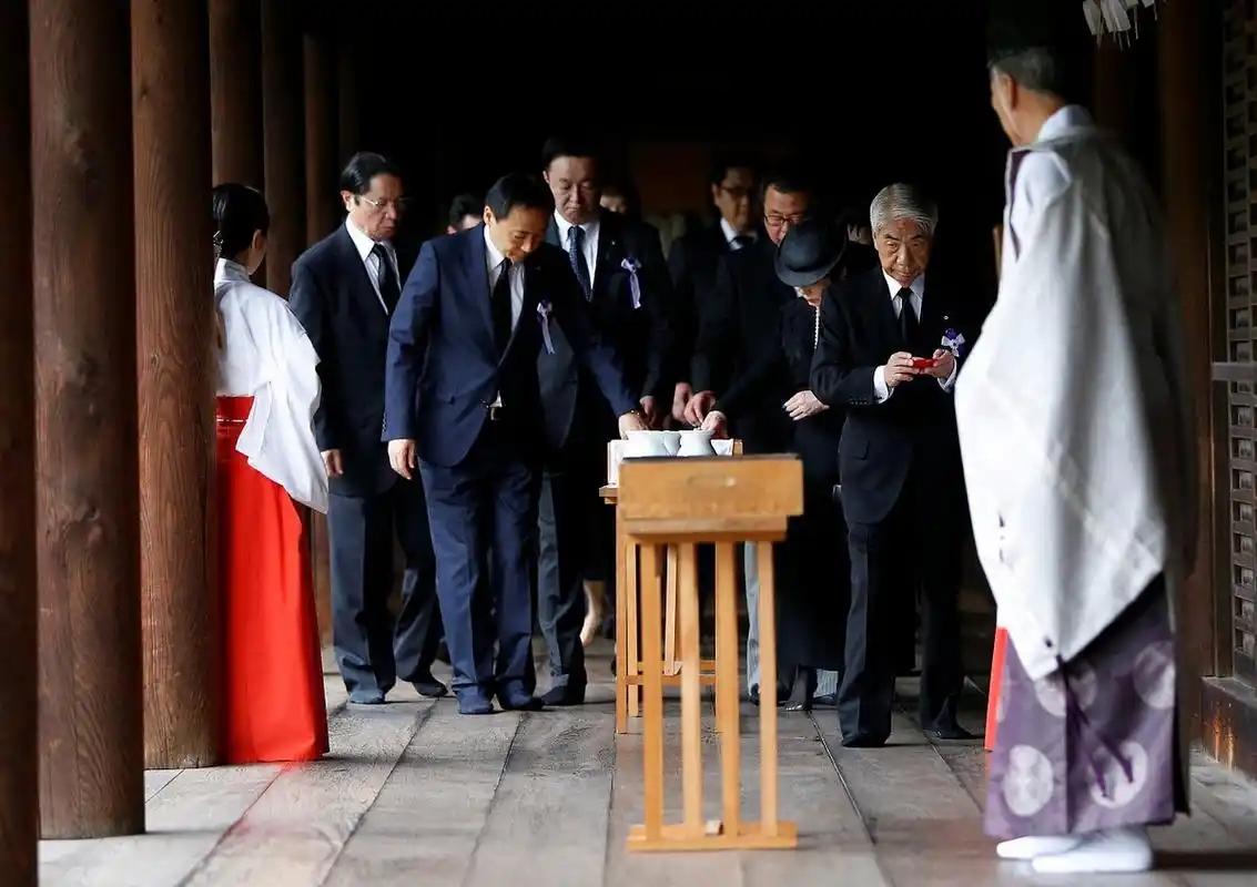 日本政府高层近期再次参拜靖国神社，这一行为在国际社会掀起了波澜，中方对此迅速作出