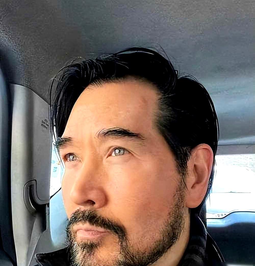 64岁费翔深居简出，辉煌岁月难掩晚景凄凉。
 

曾经在万人舞台接受欢呼的他，如