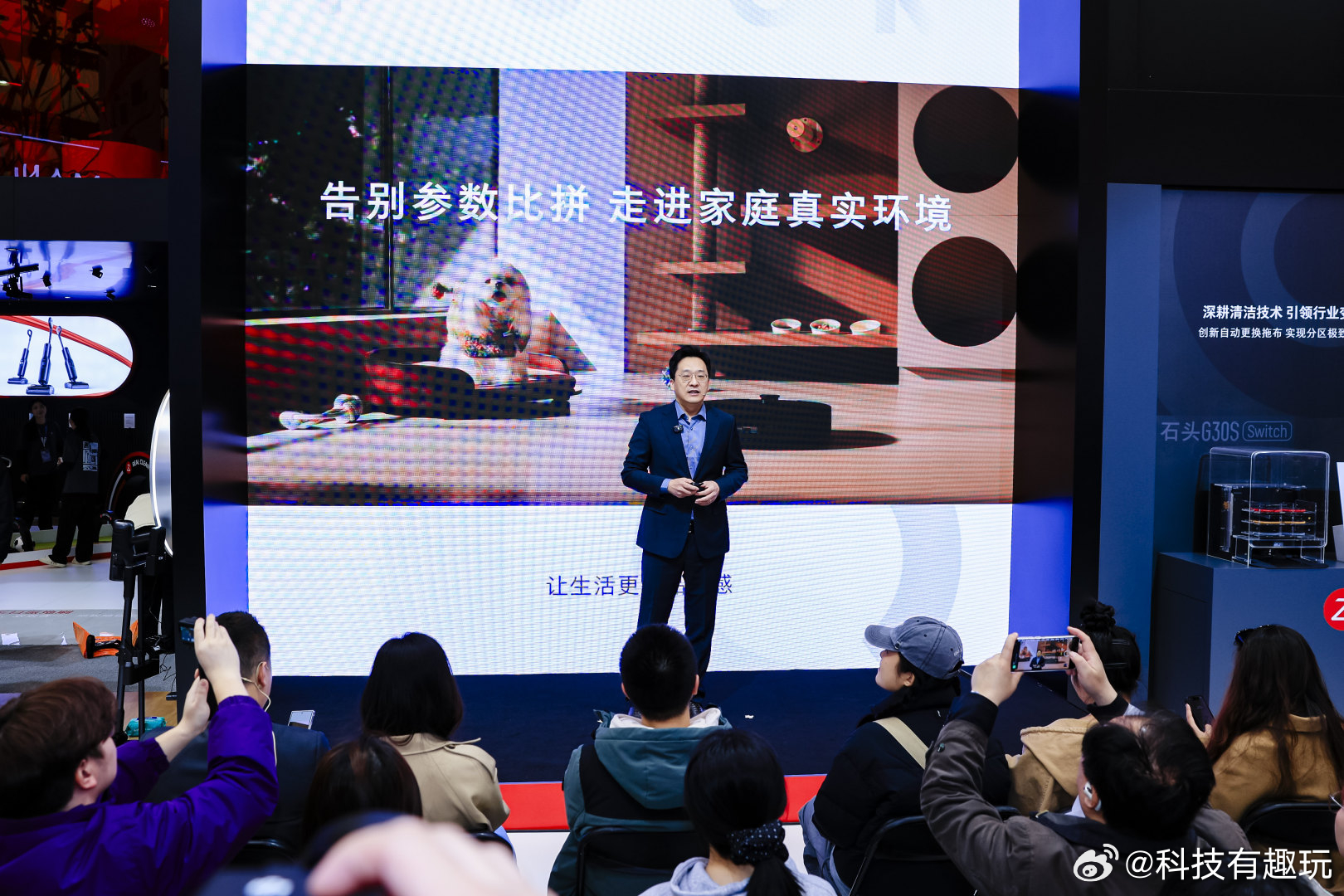 石头科技AWE 2026展台现场真的太热闹了，全场人最多的地方，几乎都集中在G‑