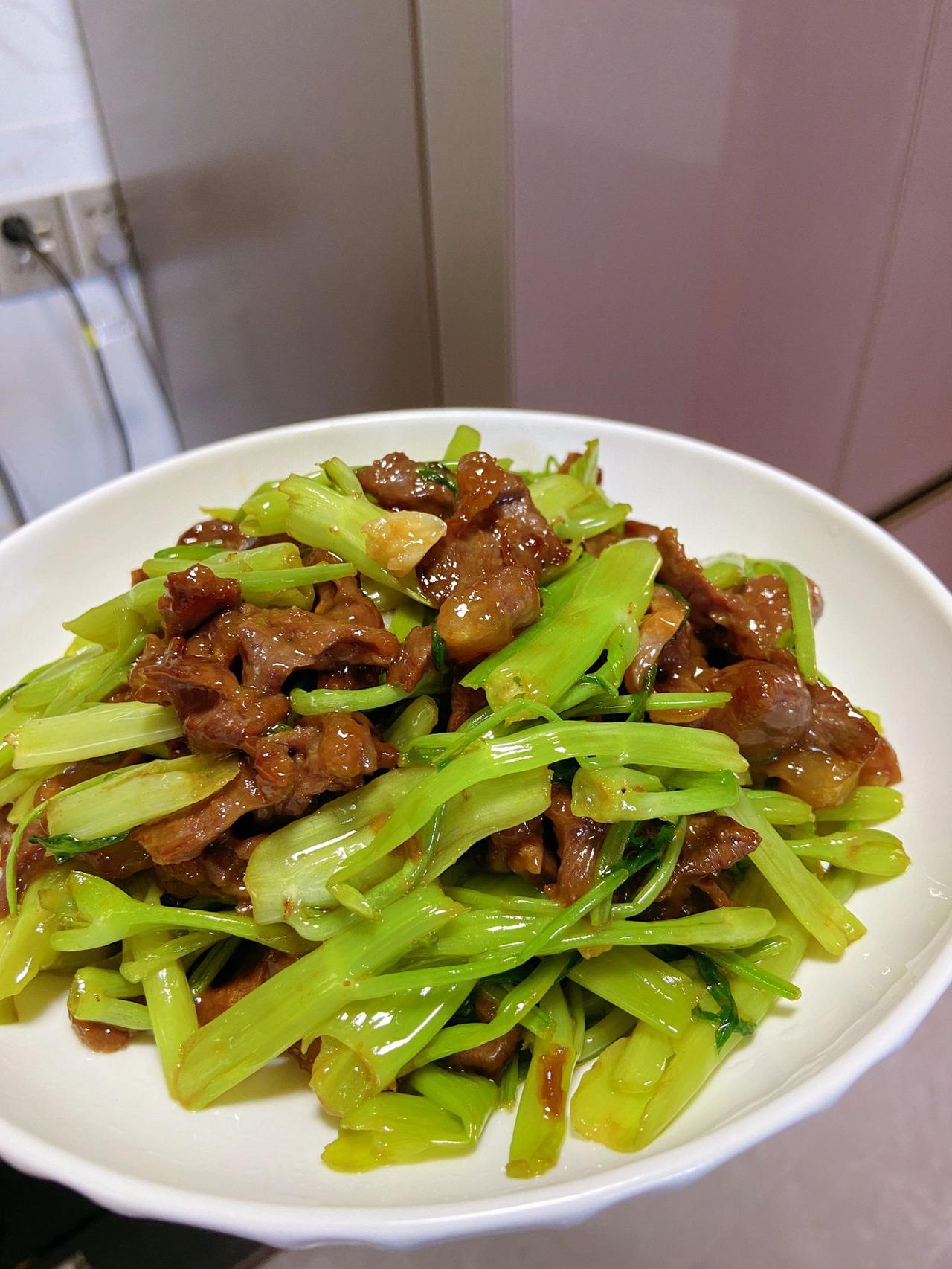 空心菜梗炒牛肉 又脆又嫩好下饭！
我家夏季必吃菜，口感味道都很在线，空心菜选梗比