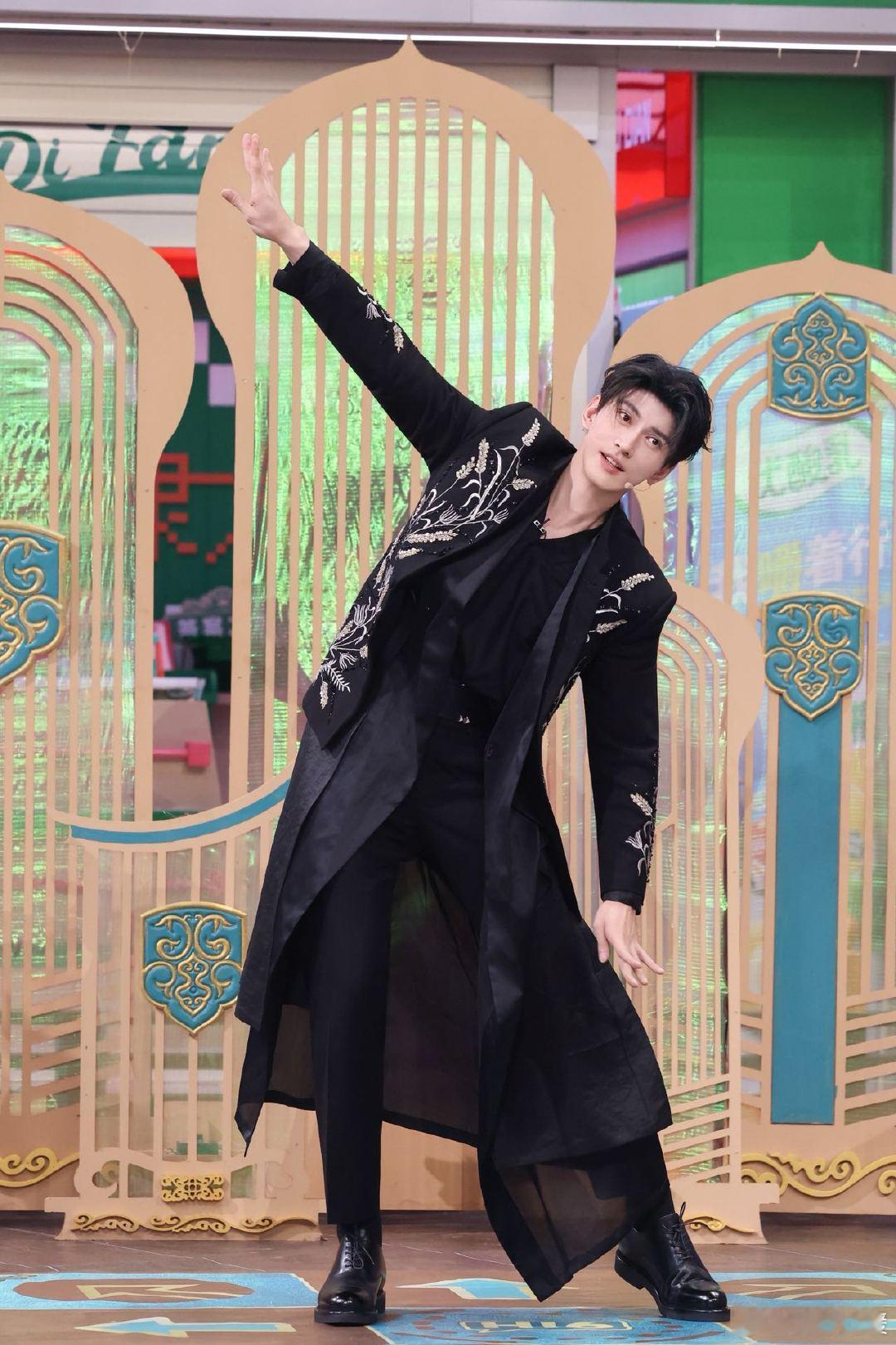 何炅说只想看徐正溪跳舞 徐正溪跳舞这反差感绝了！认真的模样却满是笑点，难怪何炅只