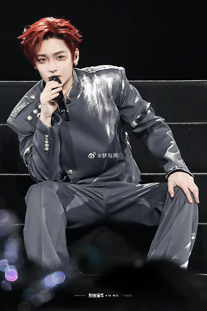 雀骨剧组在侯明昊演唱会团建侯明昊成都演唱会追星人意外捕捉雀骨剧组，艾米赴约观看演