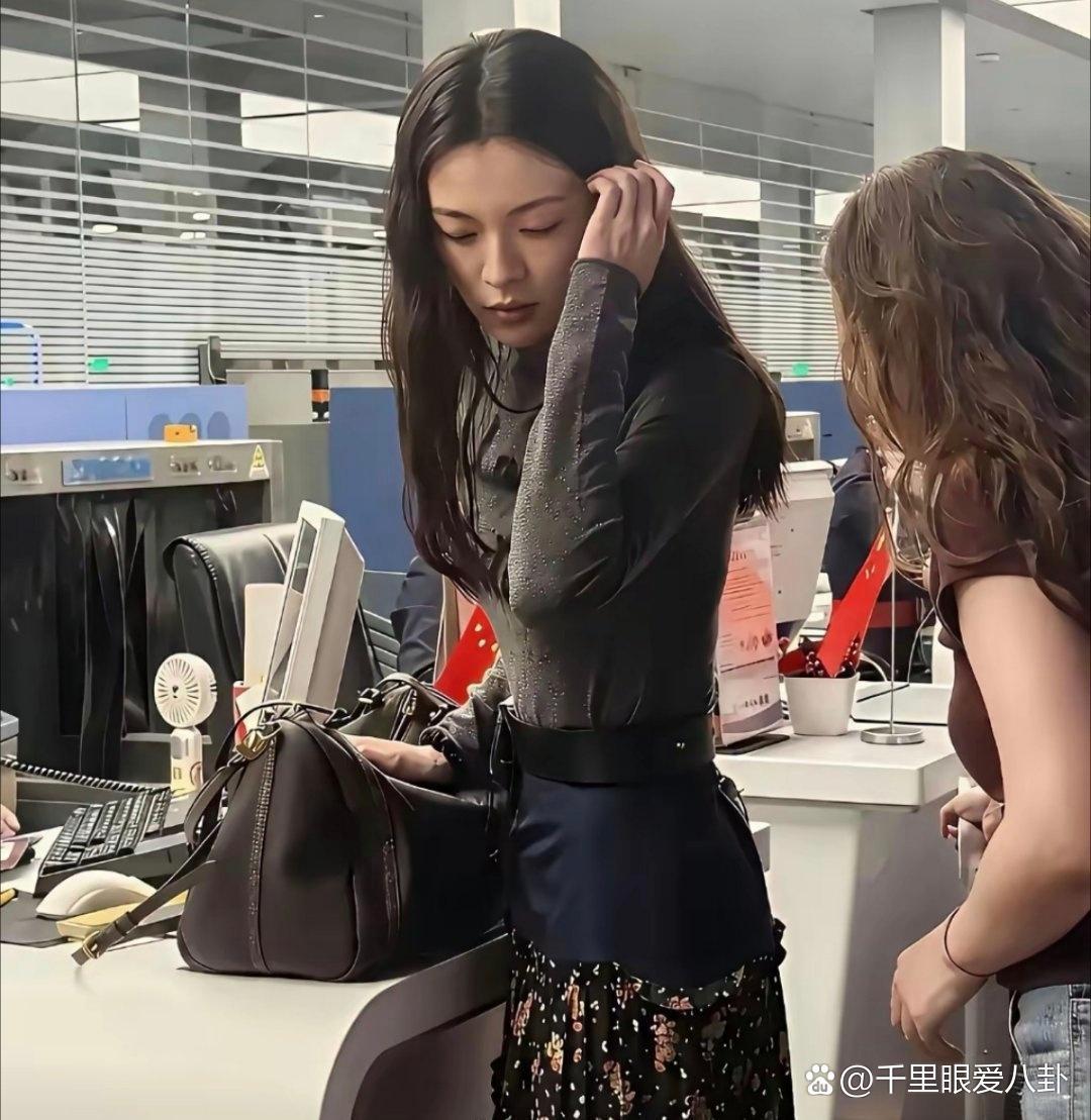 怪不得这么多男明星和钟楚曦传过绯闻，现实中确实惊为天人 