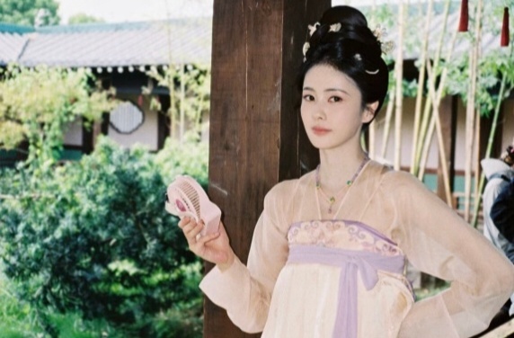 白鹿[超话]  人间风花雪月🌲不及你荧幕鲜活模样白鹿 🥀白鹿王韵娜 ​​​
