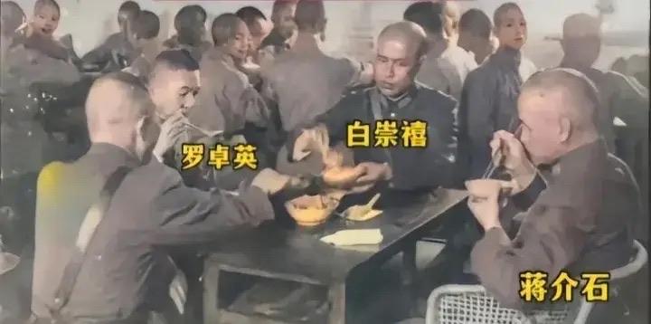 1941年重庆防空洞内，蒋介石、白崇禧等将领围坐简餐。洞外轰炸轰鸣，洞内神情凝重