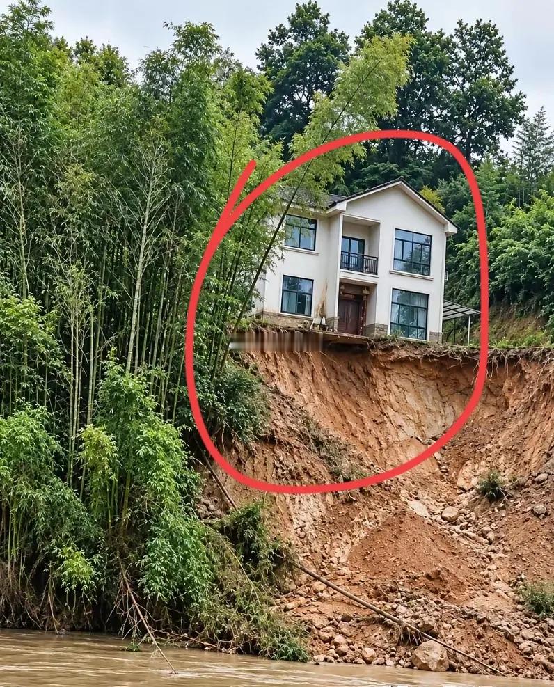 有没有建筑方面的大师？如果你家的房子遇到这种情况了，底下全都水土流失了，你有什么