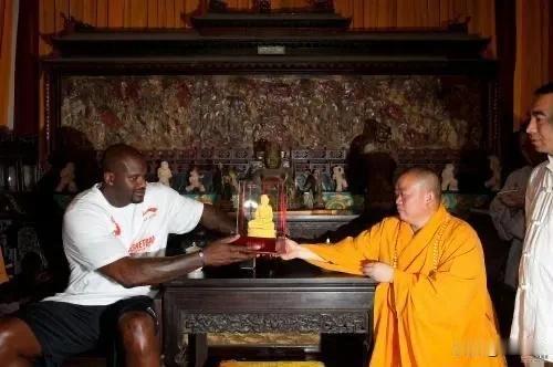 之前NBA球星去到嵩山少林寺，住持释永信都会进行接待，还会送一些礼物给他们！

