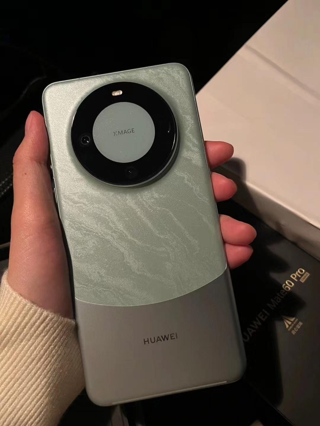 别在被遥遥领先洗脑了，华为Mate60 Pro用了大半个月我说点实在话：

1、