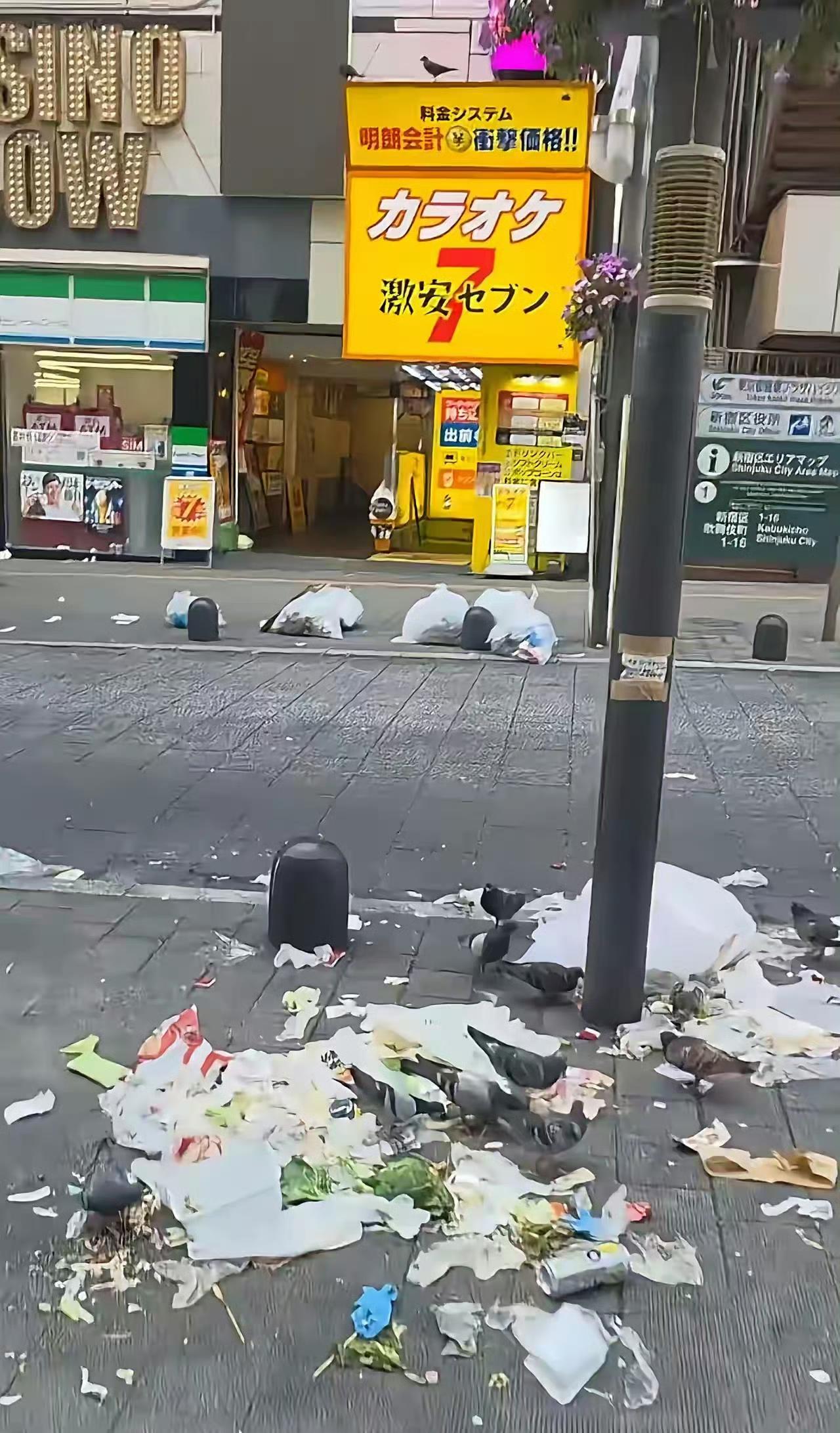 网友拍到的日本街头，垃圾遍地。估计忙着在世界杯赛场捡垃圾的日本人还没回国吧？