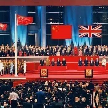 撒切尔夫人在回忆录中坦言：当年并不想归还香港，考虑过发动战争。因“福克兰群岛战争